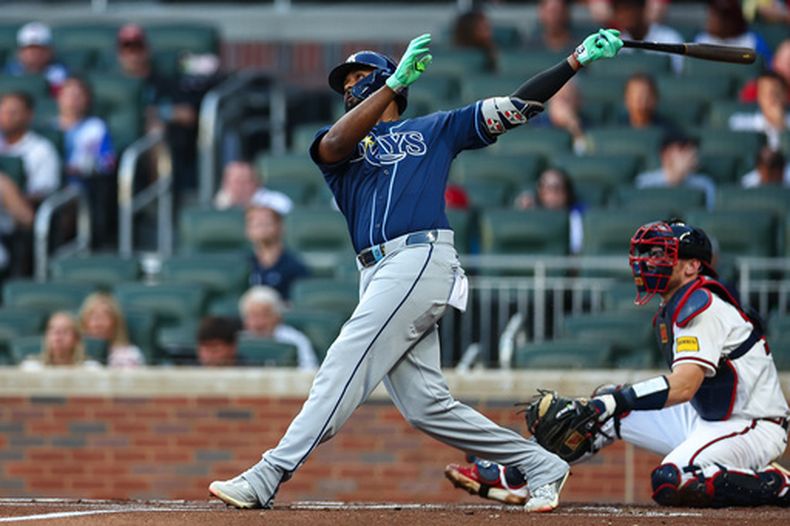 Junior Caminero de los Rays de Tampa Bay conecta jonrón ante los Bravos de Atlanta, el martes 8 de septiembre de 2026, en Atlanta. (AP Foto/Colin Hubbard)