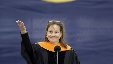 americateve | Mary Barra, directora ejecutiva de General Motors, da un discurso a los graduados de la Universidad de Michigan, el s&aacute;bado 3 de mayo de 2014, en Ann Arbor, Michigan. (Foto AP/Carlos Osorio)