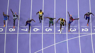 El estadounidense Noah Lyles, en el séptimo carril, gana la final de los 100 metros masculinos en los Juegos Olímpicos de París, el domingo 4 de agosto de 2024, en Saint-Denis, Francia. (AP Foto/David J. Phillip)