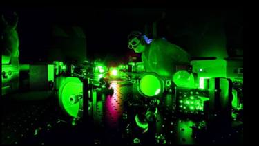 ¿como es la luz mas potente de la tierra creada en un laboratorio de estados unidos?