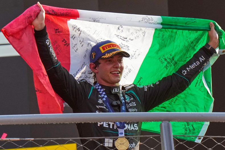 ARCHIVO - Foto del 6 de septiembre del 2026, el piloto italiano Kimi Antonelli de Mercedes celebra en el podio tras ganar el Gran Premio de Monza. (AP Foto/Luca Bruno, Archivo)