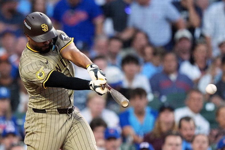 Xander Bogaerts de los Padres de San Diego batea un sencillo ante los Cachorros de Chicago, el jueves 2 de octubre de 2025, en Chicago. (AP Foto/Nam Huh)