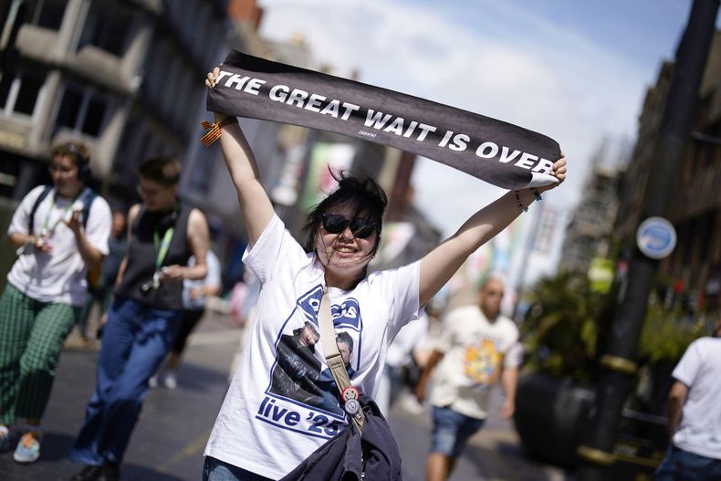 Un fan de Oasis sostiene una pancarta antes del primer espectáculo de su tan esperada gira de reunión que comienza en el Principality Stadium, en Cardiff, el viernes 4 de julio de 2025. (Jordan Pettitt/PA via AP)