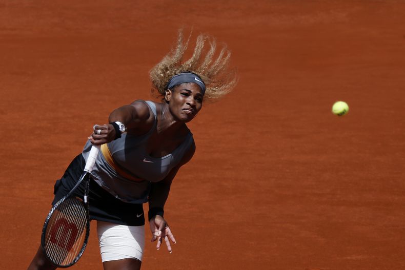 La estadounidense Serena Williams saca  contra Carla Su&aacute;rez en el Abierto de Madrid el jueves, 8 de mayo de 2014. (AP Photo/Daniel Ochoa de Olza)