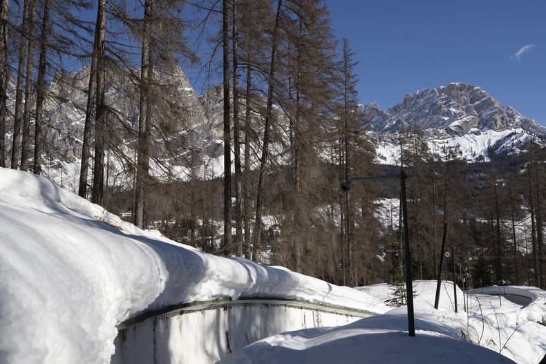 ARCHIVO - Foto del 17 de febrero del 2021, la pista de boblsed en Cortina dAmpezzo, Italia. El lunes 16 de octubre del 2023, se informa que las pruebas de deslizamientos de los Olímpicos de Milá-Cortina no se realizarán en Italia. (AP Foto/Gabriele Facciotti, Archivo)