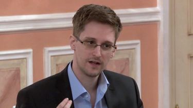 americateve | Esta fotograf&iacute;a tomada de un video difundido por el cibersitio WikiLeaks el viernes 11 de octubre del 2013 muestra a Edward Snowden, ex analista de la Agencia de Seguridad Nacional estadounidense, en Mosc&uacute;, Rusia. Snowden est&aacute; acusado