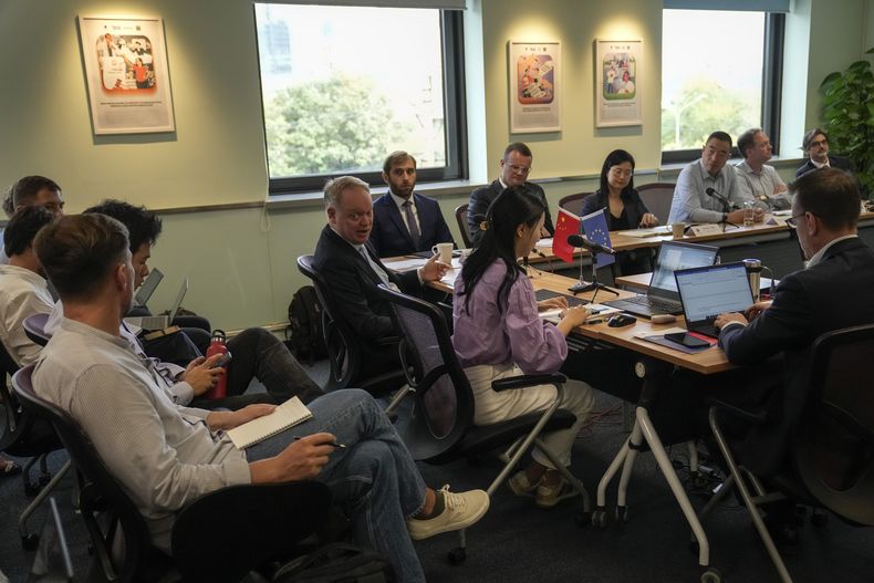 Jens Eskelund, en el centro, presidente de la Cámara Europea, habla con periodistas tras publicar su Reporte sobre la posición de negocios europeos en China 2023/2024, en Beijing, el 20 de septiembre de 2023. El comisario de Comercio de la Unión Europea pidió el lunes 25 de septiembre una relación económica más equilibrada con China, señalando a un déficit comercial de casi 400.000 millones de euros (425.000 millones de dólares), y también alertó de que la postura de China sobre la guerra en Ucrania podría amenazar su relación con Europa. (AP Foto/Andy Wong)