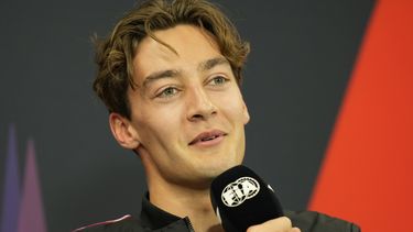 El piloto británico George Russell, de la escudería Mercedes, habla en conferencia de prensa en el circuito de Suzuka antes del fin de semana del Gran Premio de Japón el jueves 4 de abril del 2024. (AP Foto/Hiro Komae)