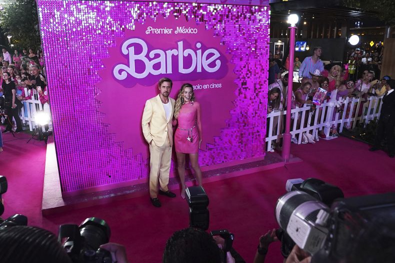 Los actores Ryan Gosling, izquierda, y Margot Robbie posan para un retrato en la alfombra rosa de la película Barbie en la Ciudad de México el jueves 6 de julio de 2023. (Foto AP/Marco Ugarte)