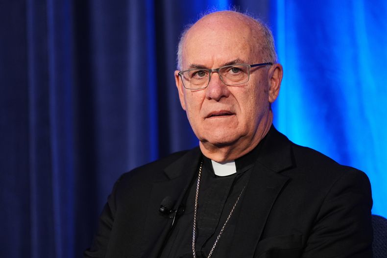 El obispo Kevin C. Rhoades, presidente de la comisión para la libertad religiosa de la Conferencia de Obispos Católicos de Estados Unidos, habla en una conferencia de prensa en una asamblea plenaria en Baltimore, el martes 11 de noviembre de 2025. (AP Foto/Stephanie Scarbrough)