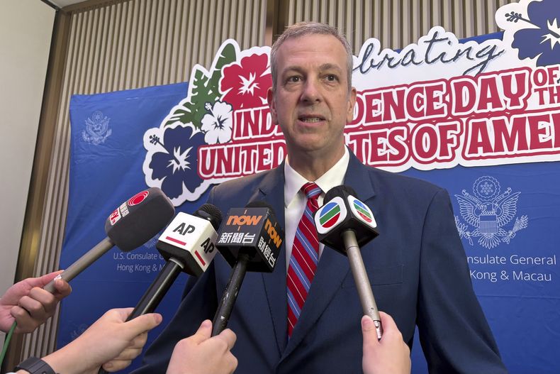 El cónsul general de Estados Unidos en Hong Kong, Gregory May, habla con reporteros durante un acto con motivo del Día de la Independencia, el 26 de junio de 2025. (AP Foto/Kanis Leung)