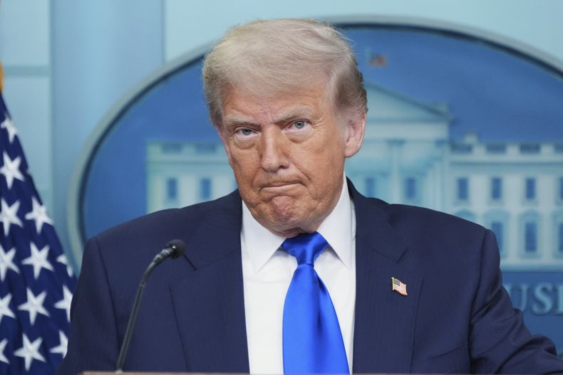 El presidente estadounidense Donald Trump escucha durante una sesión informativa con la prensa el viernes 27 de junio de 2025, en la Casa Blanca, en Washington. (AP Foto/Jacquelyn Martin)