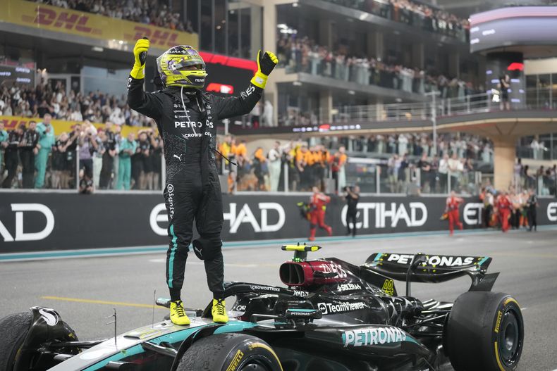 El británico Lewis Hamilton de la escudería Mercedes reacciona tras su última carrera con el equipo en el Gran Premio de Abu Dhabi el domingo 8 de diciembre del 2024. (AP Foto/Darko Bandic)