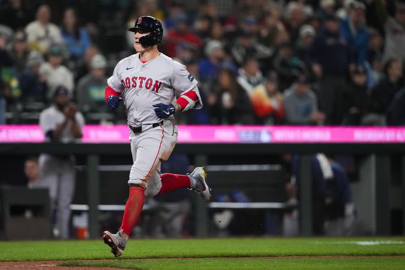 Tyler ONeill, de los Medias Rojas de Boston, se aproxima a home tras conectar un cuadrangular ante los Marineros de Seattle, el jueves 28 de marzo de 2024 (AP Foto/Lindsey Wasson)