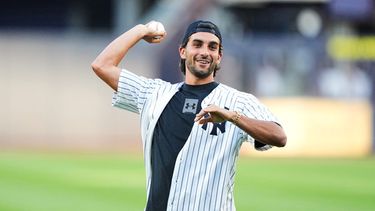 Ferran Torres, de la Selección de España, realiza el primer lanzamiento ceremonial antes de un partido de béisbol entre los Yankees de Nueva York y los Cardenales de San Luis el martes 4 de agosto de 2026, en Nueva York. (Foto AP/Frank Franklin II)