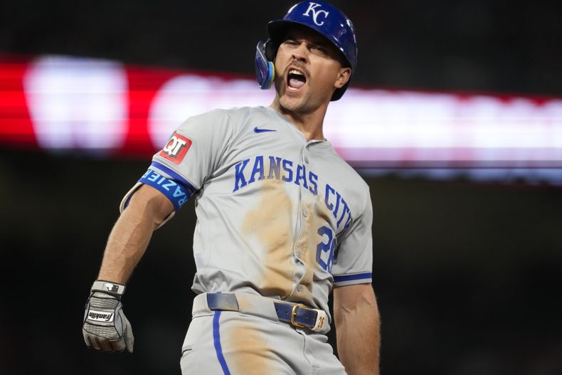 El bateador designado de los Reales de Kansas City, Adam Frazier, celebra después de batear un cuadrangular durante la novena entrada del juego de béisbol en contra de los Angelinos de Los Angeles, en Anaheim, California, el viernes 10 de mayo de 2024. (AP Foto/Ashley Landis)