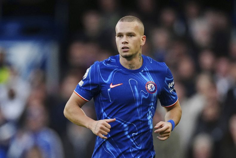 ARCHIVO - Foto del 27 de octubre del 2024, Mykhailo Mudryk del Chelsea corre en el campo durante el encuentro de la Liga Premier ante el Newcastle. (AP Foto/Dave Shopland, Archivo)