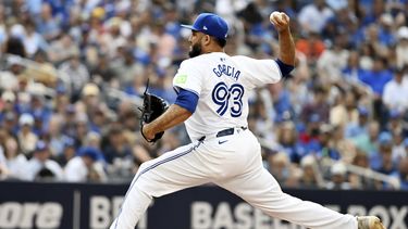 El relevista de los Azulejos de Toronto, el dominicano Yimi Garcia lanza en la novena entrada ante los Tigres de Detroit el sábado 20 de julio del 2024. (Jon Blacker/The Canadian Press via AP)