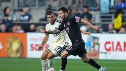 Lionel Messi, del Inter Miami, controla el esférico frente a Kai Wagner, del Union de Filadelfia, en un cotejo de la MLS, disputado el miércoles 19 de agosto de 2026 (AP Foto/Matt Rourke)