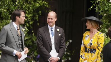 El príncipe Guillermo, centro, sale de la catedral de Chester tras la boda de Olivia Henson y Hugh Grosvenor, el duque de Westminster, el viernes 7 de junio de 2024. (Peter Byrne/PA vía AP)