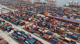 Contenedores de productos en el Puerto de Guangzhou, en el Distrito de Nansha, en la provincia de Guangdong, en China, el 17 de abril del 2025. (AP foto/Ng Han Guan)