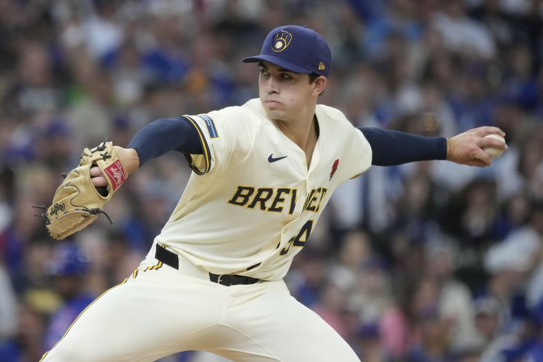 Robert Gasser, lanzador de los Cerveceros de Milwaukee, trabaja durante la segunda entrada del juego de béisbol en contra de los Cachorros de Chicago, el lunes 27 de mayo de 2024, en Milwaukee. (AP Foto/Morry Gash)