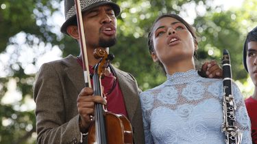 Violinista conmueve a los venezolanos en las protestas