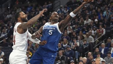 Anthony Edwards (5), de los Timberwolves de Minnesota, dispara superando a Marcus Morris Sr. (24), de los Cavaliers de Cleveland, durante la primera mitad del juego de baloncesto de la NBA, el viernes 22 de marzo de 2024, en Minneapolis. (AP Foto/Abbie Parr)