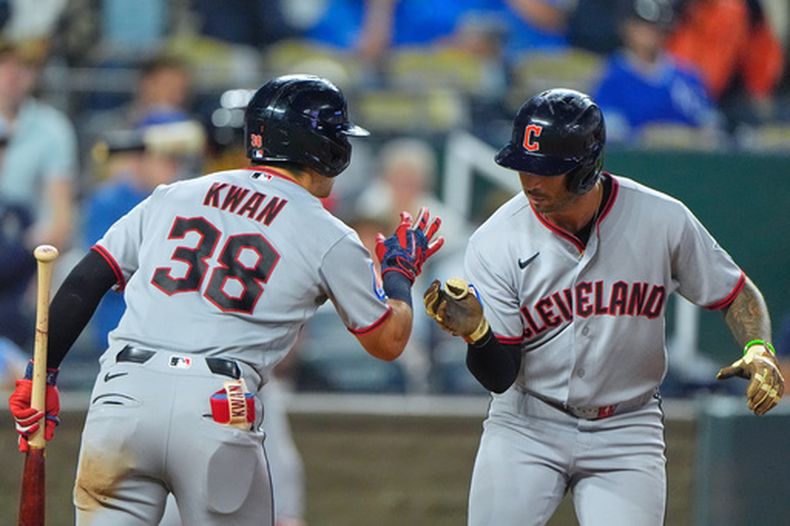 Brayan Rocchio celebra con su compañero de los Guardianes de Cleveland Steven Kwan tras batear un jonrón solitario en la séptima entrada ante los Reales de Kansas City el sábado 26 de septiembre del 2026. (AP Foto/Charlie Riedel)
