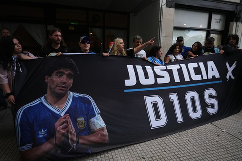 Fanáticos del fallecido futbolista Diego Maradona se concentran frente al juzgado el primer día del juicio contra su equipo médico por presunto homicidio por negligencia en San Isidro, Argentina, el martes 14 de abril de 2026. (Foto AP/Rodrigo Abd)