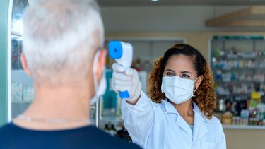 se mantiene la toma de temperatura y otros los protocolos de salud en los comercios