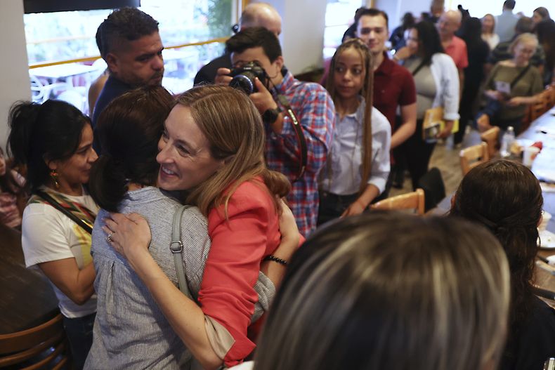 La representante demócrata por Nueva Jersey Mikie Sherrill con votantes en Elizabeth, Nueva Jersey, el 7 de junio del 2025 (AP foto/Heather Khalifa)