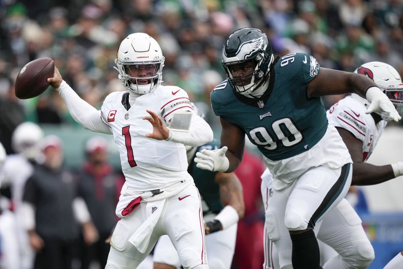 El quarterback de los Cardinals de Arizona Kyler Murray lanza un pase mientras lo intenta defender el tacle defensivo de los Eagles de Filadelfia Jordan Davis en el encuentro del domingo 31 de diciembre del 2023. (AP Foto/Matt Slocum)