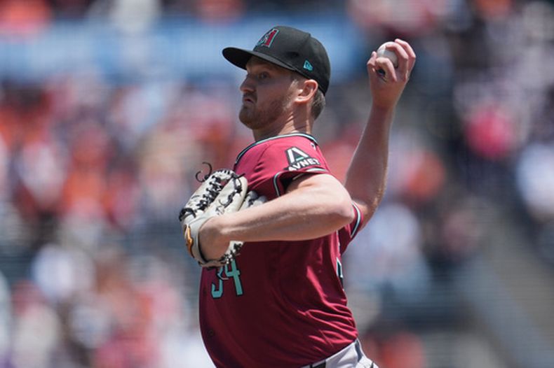 Michael Soroka, de los Diamondbacks de Arizona, realiza un pitcheo en el juego del miércoles 27 de mayo de 2026 ante los Gigantes de San Francisco (AP Foto/Jeff Chiu)