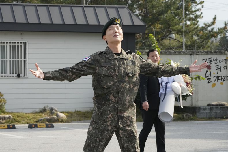 ARCHIVO - J-Hope, miembro de la banda de K-pop BTS, reacciona después de completar el servicio militar obligatorio fuera de una base militar en Wonju, Corea del Sur, el jueves 17 de octubre de 2024. (Foto AP/Ahn Young-joon, archivo)