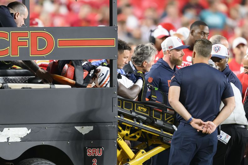 Douglas Coleman III, cornerback de los Bears de Chicago, es subido en una camilla a un carro médico para ser retirado del campo después de resultar lesionado durante la segunda mitad del juego de pretemporada de la NFL en contra de los Chiefs de Kansas City, el jueves 22 de agosto de 2024, en Kansas City, Missouri. (AP Foto/Reed Hoffmann)