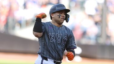 El venezolano Francisco Álvarez, de los Mets de Nueva York, festeja tras conectar un jonrón ante los Filis de Filadelfia, el sábado 21 de septiembre de 2024 (AP Foto/Noah K. Murray)