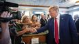 El expresidente Donald Trump saluda a sus seguidores en el restaurante cubano Versailles, en Miami, el martes 13 de junio de 2023. (AP Foto/Alex Brandon)