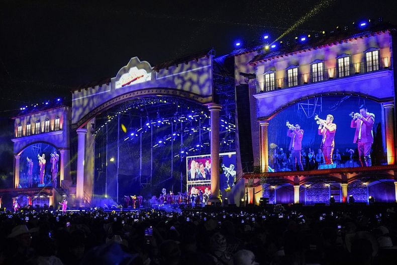 La banda mexicana Los Recoditos durante su concierto en el festival Arre en la Ciudad de México el domingo 8 de septiembre de 2024. (Foto AP/Felix Marquez)