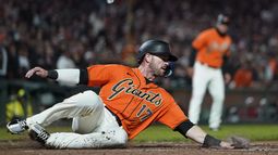 Mitch Haniger, de los Gigantes de San Francisco, anota en el juego ante los Marlins de Miami, el viernes 19 de mayo de 2023 (AP Foto/Godofredo A. Vásquez)