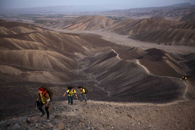 Activistas de Greenpeace caminan hacia el sitio arqueol&oacute;gico denominado del colibr&iacute; en las l&iacute;neas de Nazca, en Per&uacute;, el lunes 8 de diciembre de 2014. El director ejecutivo de Greenpeace viajar&aacute; a Per&uacute; para disculp