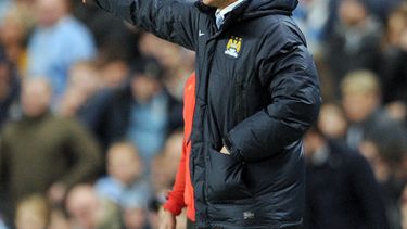 americateve | El t&eacute;cnico de Manchester City, Manuel Pellegrini, imparte instrucciones durante un partido contra Barcelona por la Liga de Campeones el martes, 18 de febrero de 2014, en Manchester, Inglaterra.  (AP Photo/Clint Hughes)