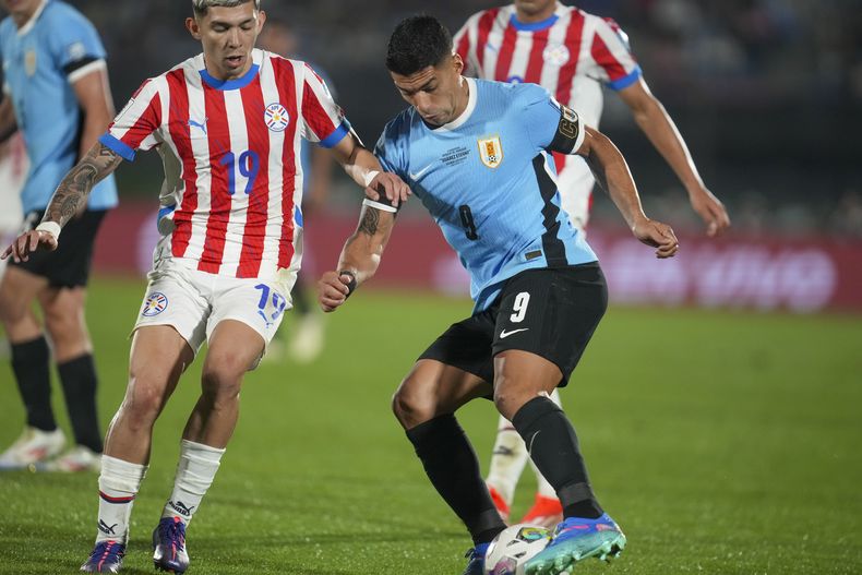 El uruguayo Luis Suárez hace una gambeta ante Julio Enciso, de Paraguay, en el partido de la eliminatoria mundialista disputado el viernes 6 de septiembre de 2024, en Montevideo (AP Foto/Matilde Campodonico)