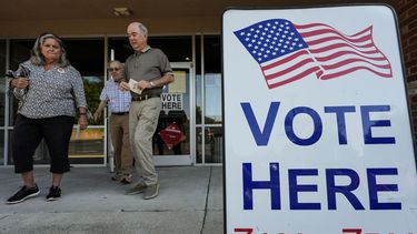 ARCHIVO - Los votantes salen de una casilla de votación durante la votación primaria, el martes 21 de mayo de 2024, en Kennesaw, Georgia. (Foto AP /Mike Stewart, Archivo)