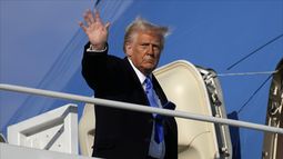 El presidente Donald Trump se despide mientas aborda el avión Air Force One en la base aérea de Andrews, Maryland, el viernes 7 de febrero de 2025, rumbo a Palm Beach, Florida. (AP Foto/Ben Curtis)