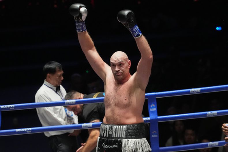 ARCHIVO - Tyson Fury celebra tras derrotar a Mariusz Wach en un combate de caridad, el viernes 24 de julio de 2026, en Pattaya, Tailandia. (AP Foto/Sakchai Lalit)