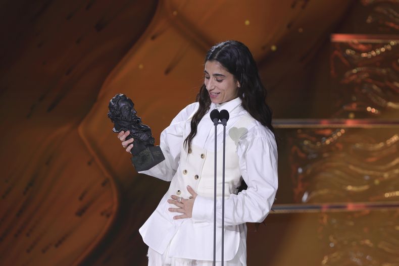 Carolina Yuste recibe el premio a mejor actriz por La infiltrada durante la 39ª ceremonia de los Premios Goya en Granada, España, el sábado 8 de febrero de 2025, en Granada. (Foto AP/Fermin Rodriguez)