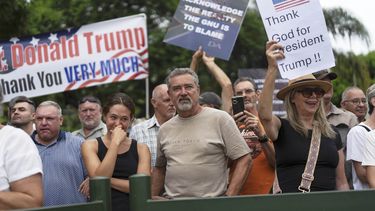 ARCHIVO - Sudafricanos blancos se manifiestan en apoyo del presidente estadounidense Donald Trump frente a la embajada de Estados Unidos, el 15 de febrero de 2025, en Pretoria, Sudáfrica. (AP Foto/Jerome Delay, archivo)
