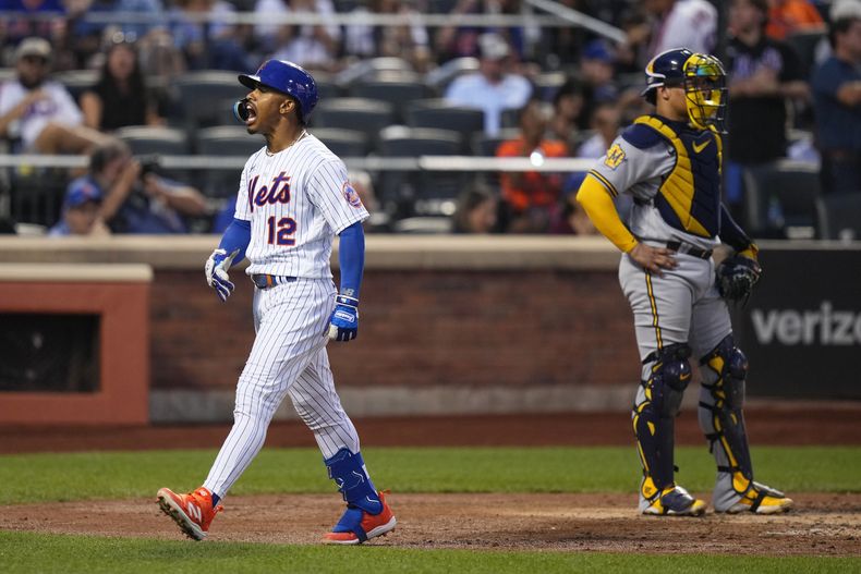 Francisco Lindor (12) de los Mets de Nueva York New York Mets celebra su cuadrangular ante los Cerveceros de Milwaukee en el cuarto episodio del encuentro en Nueva York, martes 27 de junio de 2023. (AP Foto/Frank Franklin II)