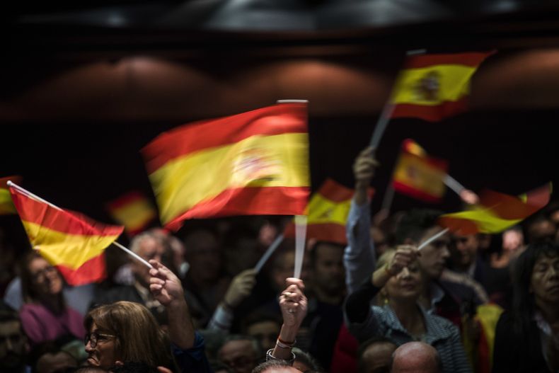ARCHIVO – Simpatizantes del partido ultraderechista español Vox ondean banderas en una marcha realizada en Murcia, España, el miércoles 14 de noviembre de 2018. (AP Foto/Emilio Morenatti, Archivo)